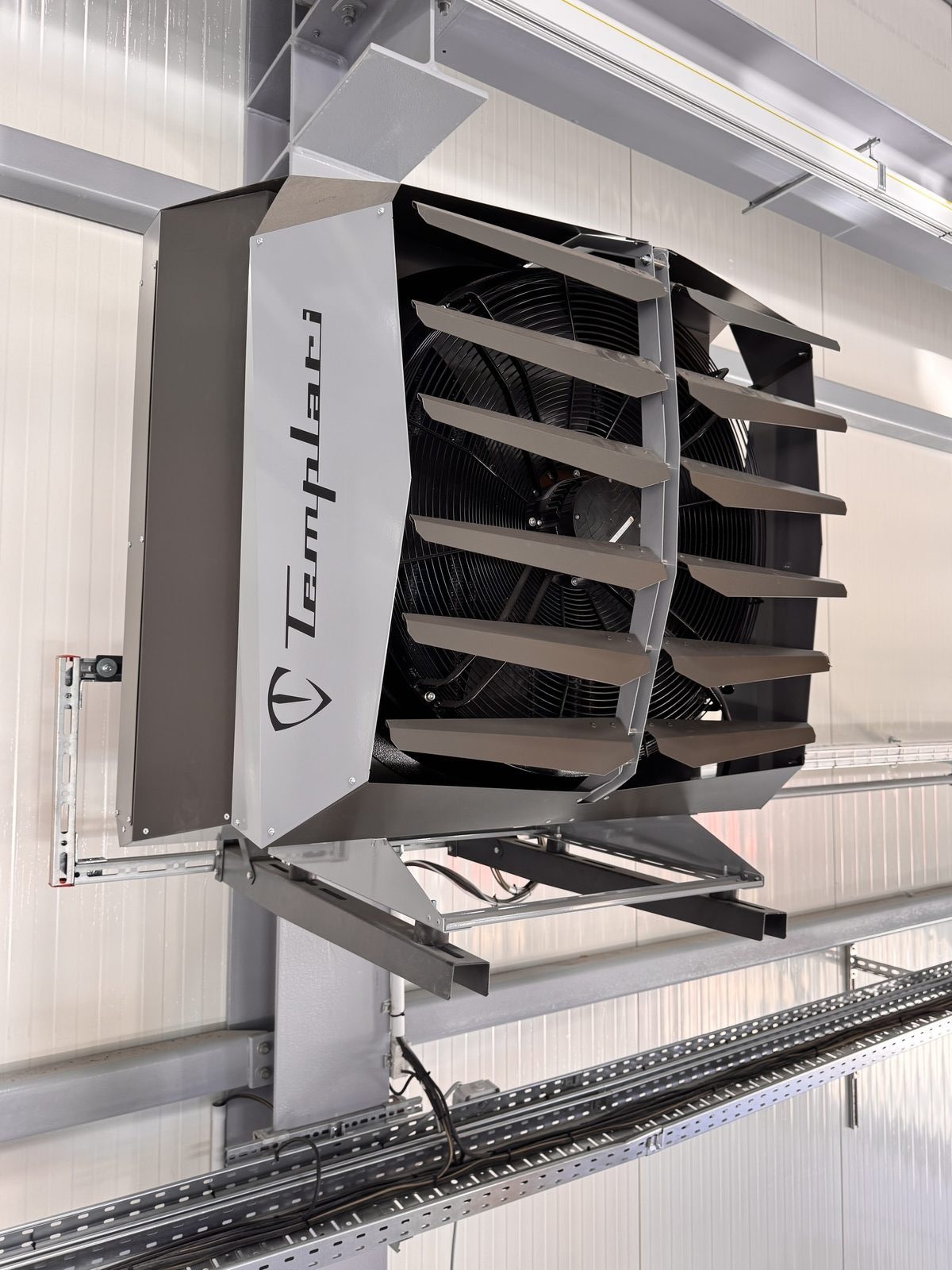 Pompe à chaleur Templari KITA Air installée en hangar industriel